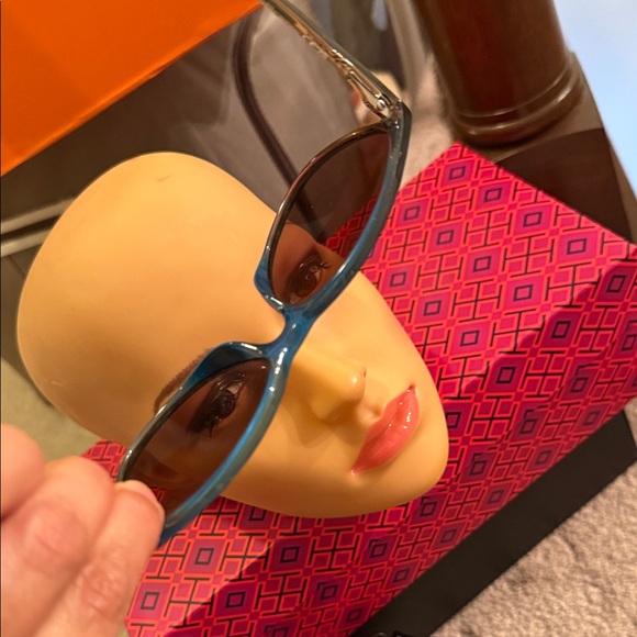Stylish Ray-Ban brownish blue- green Sunglasses in a new condition ?? main image 5